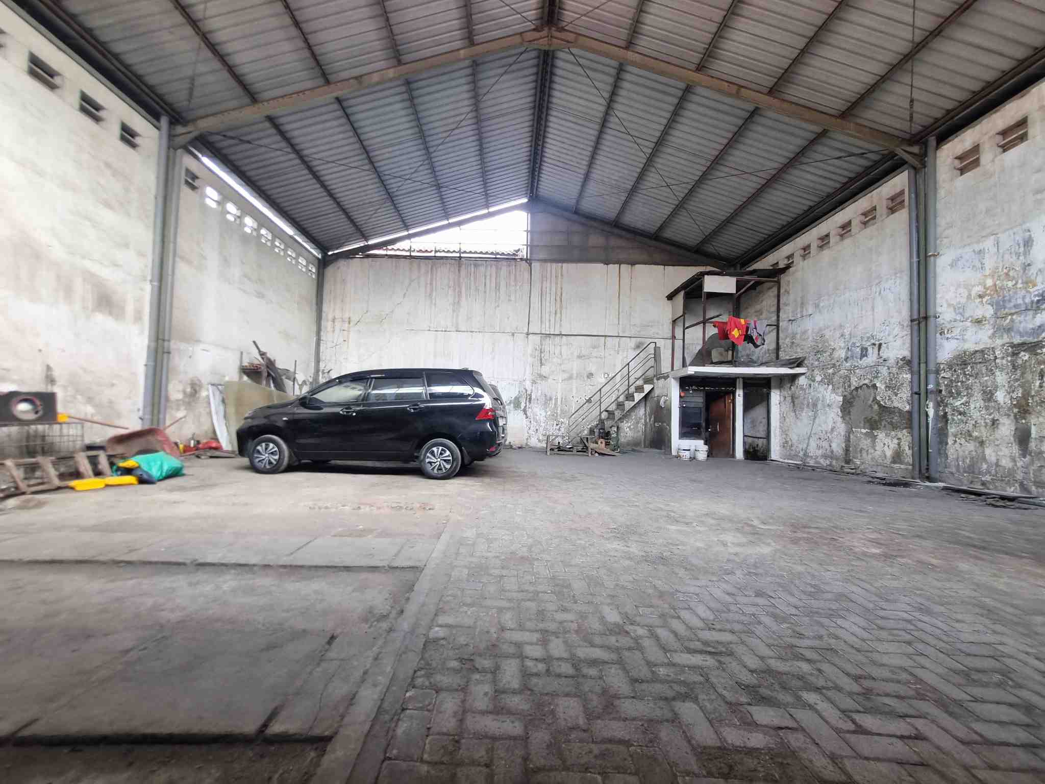 Disewakan Rumah Usaha di Rungkut
